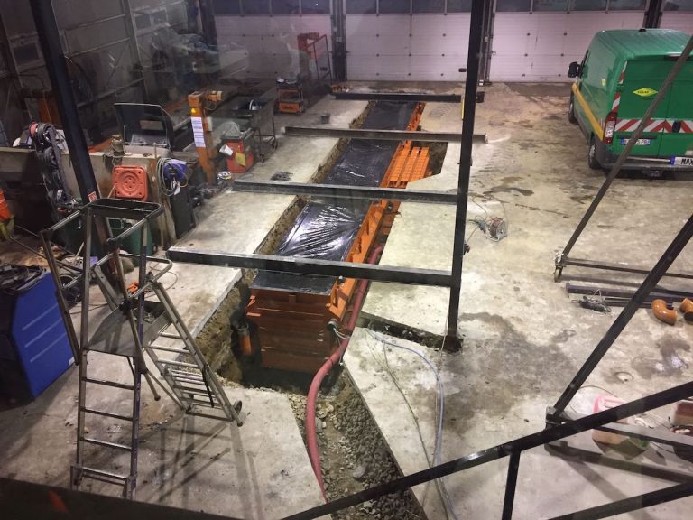 fosse de garage préfabriquée dans atelier existant